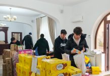 Pachete de Crăciun pentru colindători și persoane vulnerabile, oferite de Arhiepiscopia Buzăului și Vrancei
