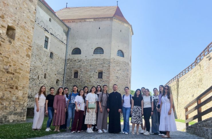 Tabără cultural-educativă pentru elevele olimpice buzoiene în inima Munților Apuseni